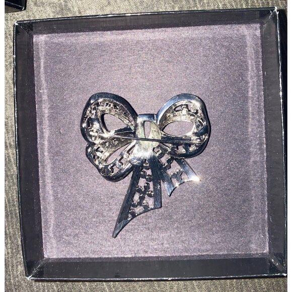 Joan Rivers Classics Collection Bow Rhinestone Brooch Pin Silver-Tone Elegant Je - Picture 2 of 3
